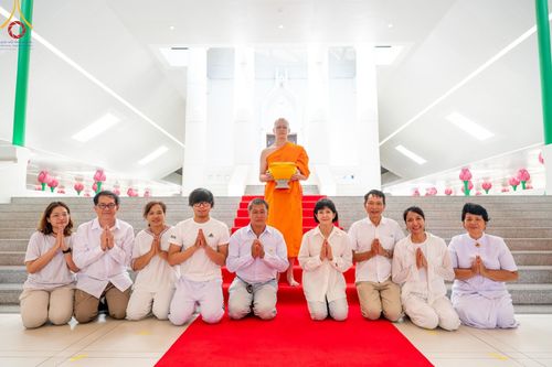 ภาพ No.159843:พิธีตัดปอยผมปลงผมนาคธรรมทายาท, พิธีบรรพชาอุปสมบทหมู่ โครงการอุปสมบทหมู่บูชาธรรม 140 ปี พระมงคลเทพมุนี (สด จนฺทสโร) ณ โบสถ์พระไตรปิฏก วัดพระธรรมกาย วันเสาร์ที่ 5 ตุลาคม พ.ศ. 2567