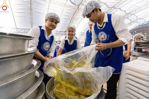 ภาพ No.58961:V.40 ภัตตาหารพระหมื่นวัด เราจัดให้ การปฏิบัติงานของเจ้าหน้าที่และอาสาสมัคร เพื่อรับบุญในการถวายภัตตาหาร แด่คณะสงฆ์ 10,000 กว่าวัดทั่วประเทศ ที่มาร่วมงานวันคุ้มครองโลก จันทร์ที่ 22 เมษายน พ.ศ. 2567 ณ วัดพระธรรมกาย