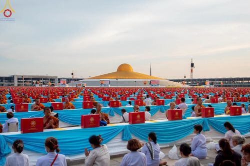 ภาพ No.221702:วันอังคารที่ 22 เมษายน พ.ศ. 2568 ภาพพิธีถวายมหาสังฆทานคณะสงฆ์ 40,000 กว่าวัดทั่วประเทศ เนื่องในวันคุ้มครองโลก ชุดที่ 2 (ปลื้มให้สมการรอคอย) ณ ลานธรรมพระมหาธรรมกายเจดีย์ วัดพระธรรมกาย