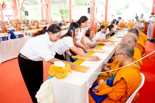 ภาพ No.234523:วันพฤหัสบดีที่ 24 กรกฎาคม พ.ศ. 2568 พิธีถวายสังฆทานแก่คณะสงฆ์ 323 วัด , พิธีมอบกองทุนหนุนแรงใจช่วยครูใต้ , พิธีทำบุญส่วนกุศลแด่ผู้วายชนม์ ในเหตุการณ์ความไม่สงบ 4 จังหวัด ชายแดนภาคใต้ (ปัตตานี , ยะลา , นราธิวาส , สงขลา) ปีที่ 21 ครั้งที่ 179 ณ วัดเวฬุวัน 