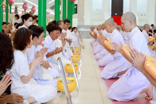 ภาพ No.229001:วันเสาร์ที่ 14 มิถุนายน พ.ศ. 2568 พิธีเวียนประทักษิณ , พิธีขอขมารับผ้าไตร ในโครงการบรรพชาอุปสมบทหมู่ ผู้บริหารรุ่นที่ 15 และ อุดมศึกษา รุ่นที่ 52 ณ โบสถ์พระไตรปิฎก วัดพระธรรมกาย