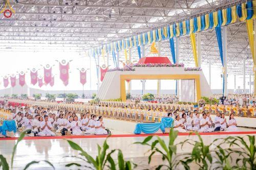 ภาพ No.60459:การต้อนรับพระสังฆาธิการ 10,000 กว่าวัดทั่วประเทศ พิธีมอบปัจจัยช่วยเหลือครู 4 จังหวัดชายแดนภาคใต้ พิธีปฏิบัติธรรม ในวันคุ้มครองโลก วันจันทร์ที่ 22 เมษายน พ.ศ.2567 ณ วัดพระธรรมกาย จ.ปทุมธานี