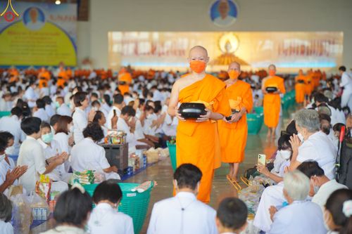 ภาพ No.82957:พิธีตักบาตร ณ บ้านแก้วเรือนทองคุณยายอาจารย์ฯ พิธีบูชาข้าวพระ ณ สภาธรรมกายสากล วัดพระธรรมกาย ในวันอาทิตย์ต้นเดือนที่ 2 ก.ค. พ.ศ.2566