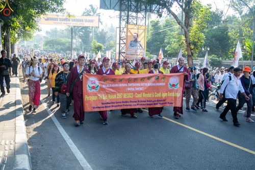 ภาพ No.81969:พิธีจุดวิสาขประทีป 22,000 ดวงและโคมลอย 3,000 ดวง ( Festival  lampion Vesak Indonesia) ณ มหาเจดียบรมพุทโธ อินโดนีเซีย  วันอาทิตย์ที่ 4 มิ.ย. พ.ศ.2566