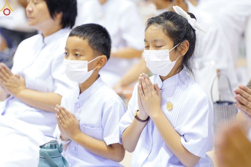 ภาพ No.84466:พิธีถวายผ้าอาบน้ำฝนและประทีปโคมไฟ ในวันอาสาฬหบูชา ณ ห้องแก้วสารพัดนึก 1 วัดพระธรรมกาย วันอังคารที่ 1 สิงหาคม พ.ศ. 2566