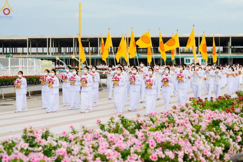 ภาพ No.84077:พิธีเวียนประทักษิณ พิธีวันทาเจดีย์ พิธีขอขมา และมอบผ้าไตร  ในโครงการบรรพชาอุปสมบทหมู่ธรรมทายาทรุ่นเข้าพรรษา และโครงการบรรพชาสามเณรโรงเรียนนานาชาติ รุ่นที่12 ในวันเสาร์ที่ 22 กรกฎาคม พ.ศ. 2566