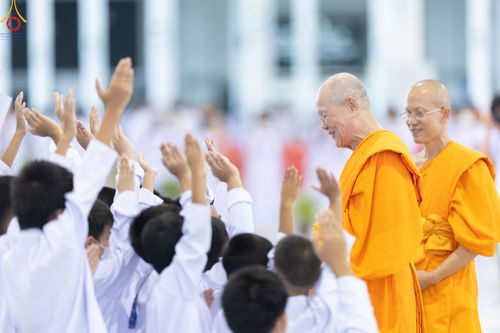 ภาพ No.85206:พิธีมุทิตาสักการะพระภิกษุ ผู้สอบได้เปรียญธรรม ๙ ประโยคระดับโลก, พิธีมอบโล่เกียรติยศและทุนการศึกษา สำนักเรียนบาลีดีเด่นทั่วประเทศ ในวันสมาธิโลก อาทิตย์ที่ 6 สิงหาคม พ.ศ. 2566 ณ สภาธรรมกายสากล วัดพระธรรมกาย