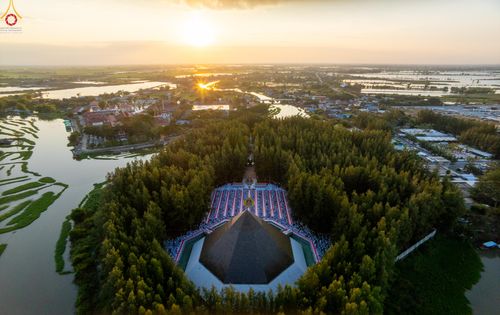 ภาพ No.289258:วันที่ 7 มกราคม พ.ศ. 2569 พิธีตักบาตรพระธรรมยาตรา ณ อนุสรณ์สถานลำดับที่ 1 สถานที่เกิดด้วยรูปกายเนื้อ อนุสรณ์สถานมหาวิหารพระมงคลเทพมุนี (โลตัสแลนด์) อ.สองพี่น้อง จ.สุพรรณบุรี ในโครงการธรรมยาตรา กตัญญูบูชา มหาปูชนียาจารย์ พระมงคลเทพมุนี(สด จนฺทสโร) พระผู้ป