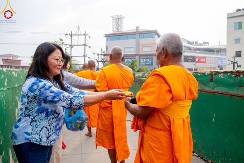 ภาพ No.317222:วันอังคารที่ 31 มีนาคม พ.ศ.2569 จาริกบิณฑบาตแห่งศรัทธา จากวัดอเชศวรสู่สี่แยกปาตันและวัดศรี ประเทศเนปาล