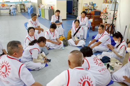 ภาพ No.295970:ภาพเบื้องหลังอาสาสมัครรวมใจ ชุดที่ 1 ในโครงการธรรมยาตรา กตัญญูบูชา มหาปูชนียาจารย์ พระมงคลเทพมุนี(สด จนฺทสโร) พระผู้ปราบมาร อนุสรณ์สถาน 7 แห่ง ปีที่ 14