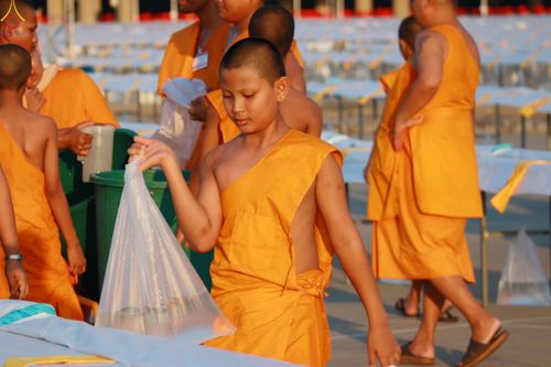 ภาพ No.321521:วันที่ 9-10 เมษายน พ.ศ.2569 การเตรียมงาน มัดถุงน้ำ ถ่วงขาโต๊ะไทยธรรม เพื่องานถวายมหาสังฆทาน 40,000 กว่าวัดทั่วประเทศ วันคุ้มครองโลก 22 เมษายน พ.ศ.2569 วัดพระธรรมกาย