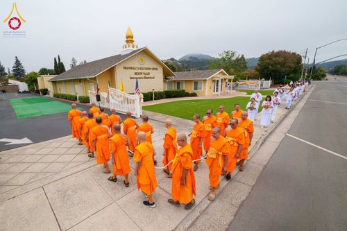 พระภิกษุสงฆ์และสาธุชนเดินเข้าสู่วัดพระธรรมกายซิลิคอนวัลเลย์