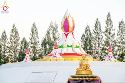 ภาพ No.290621:วันที่ 8 มกราคม พ.ศ. 2569 พระธรรมยาตราปฏิบัติธรรม และถ่ายภาพหมู่ประวัติศาสตร์ ในโครงการธรรมยาตรา กตัญญูบูชามหาปูชนียาจารย์ พระมงคลเทพมุนี(สด จนฺทสโร) พระผู้ปราบมาร อนุสรณ์สถาน 7 แห่ง ปีที่ 14 ณ อนุสรณ์สถานคลองบางนางแท่น อ.สามพราน จ.นครปฐม