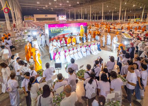 ภาพ No.279128:วันที่ 2 มกราคม พ.ศ.2569 พิธีถวายภัตตาหารเป็นสังฆทาน แด่พระธรรมยาตรา ณ วัดพระธรรมกาย ปทุมธานี ในโครงการธรรมยาตรา กตัญญูบูชา มหาปูชนียาจารย์ พระมงคลเทพมุนี(สด จนฺทสโร) พระผู้ปราบมาร อนุสรณ์สถาน 7 แห่ง ปีที่ 14