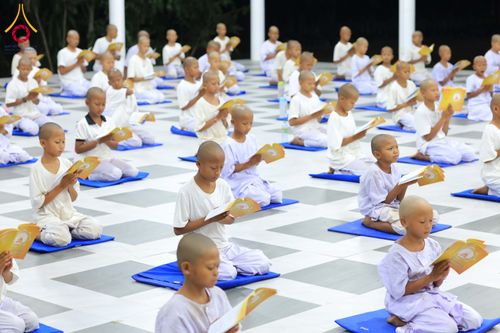 ภาพ No.319951:วันที่ 1 เมษายน พ.ศ.2569 นาคน้อยว่าที่สามเณรธรมทายาท จำนวน 98 คน  ร่วมกันสวดมนต์ทำวัตรเย็นและนั่งสมาธิ ณ ศูนย์ปฏิบัติธรรมบุรีรัมย์ จ.บุรีรัมย์