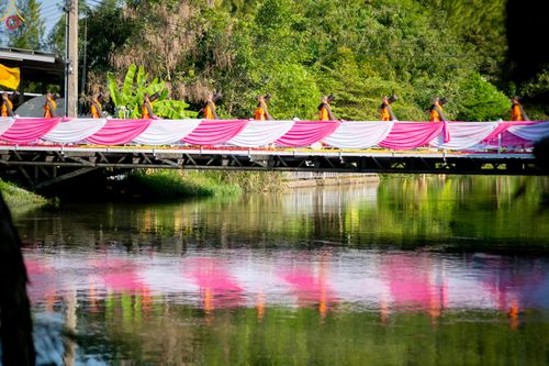 ภาพ No.290581:วันที่ 7 มกราคม พ.ศ. 2569 พิธีต้อนรับพระธรรมยาตรา ณ อนุสรณ์สถานลำดับที่ 2  สถานที่ตั้งมโนปณิธานบวชตลอดชีวิต อนุสรณ์สถานคลองบางนางแท่น (ภาพชุดที่ 2) อ.สามพราน จ.นครปฐม ในโครงการธรรมยาตรา กตัญญูบูชา มหาปูชนียาจารย์ พระมงคลเทพมุนี(สด จนฺทสโร) พระผู้ปราบมาร 