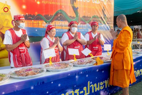 ภาพ No.297896:วันที่ 19 มกราคม พ.ศ. 2569 พิธีถวายภัตตาหารเป็นสังฆทาน แด่พระธรรมยาตรา ณ อนุสรณ์สถานบางปลา วัดบางปลา อำเภอบางเลน จังหวัดนครปฐม ในโครงการธรรมยาตรา กตัญญูบูชา มหาปูชนียาจารย์ พระมงคลเทพมุนี(สด จนฺทสโร) พระผู้ปราบมาร อนุสรณ์สถาน 7 แห่ง ปีที่ 14