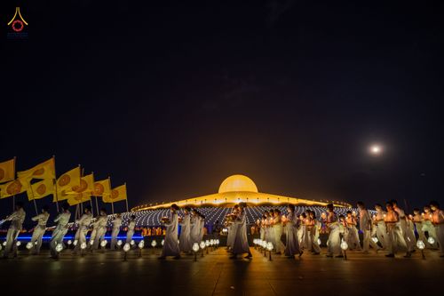 ภาพ No.81862:พิธีจุดวิสาขประทีปและเวียนประทักษิณ เนื่องในวันวิสาขบูชา วันเสาร์ที่ 3 มิถุนายน 2566 ณ ลานธรรมพระมหาธรรมกายเจดีย์ วัดพระธรรมกาย จ.ปทุมธานี