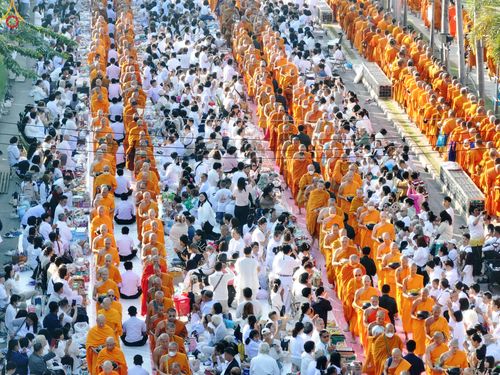 ภาพ No.284240:วันเสาร์ที่ 20 ธันวาคม พ.ศ.2568  พิธีตักบาตรพระ 10,000 รูป เนื่องในโอกาส 194 ปี จังหวัดกาญจนบุรี และอุทิศส่วนกุศลให้แด่บรรพชนทั้งหลาย บริเวณถนนสองแคว (Skywalk) เมืองกาญจนบุรี