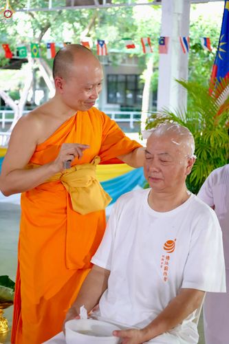 ภาพ No.338388:วันอาทิตย์ที่ 5 กรกฎาคม พศ.2569 พิธีตัดปอยผมธรรมทายาทนานาชาติ IDOP รุ่นที่ 21 จากประเทศจีน มาเลเซีย สิงคโปร์ และไต้หวัน ณ โถงช้าง วัดพระธรรมกาย