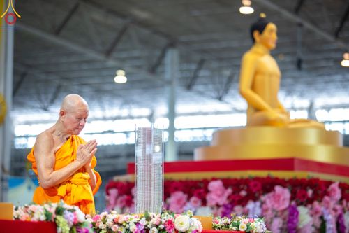 ภาพ No.83720:พิธีวางแผ่นจารึกชื่อและพิธีวางพวงมาลัยสักการะพระประธาน วันอาทิตย์ที่ 16 กรกฎาคม พ.ศ. 2566 ณ รัตนบัลลังก์ สภาธรรมกายสากล วัดพระธรรมกาย