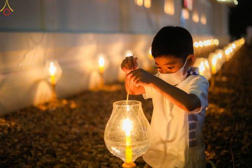 ภาพ No.73333:พิธีจุดประทีปถวายเป็นพุทธบูชา และบูชาธรรมมหาปูชนียาจารย์ ในโครงการธรรมยาตรากตัญญูบูชา มหาปูชนียาจารย์ พระมงคลเทพมุนี(สด จนฺทสโร) พระผู้ปราบมาร ปีที่ 11 ณ อนุสรณ์สถานลำดับที่ 4 สถานที่เกิดด้วยกายธรรม วัดโบสถ์ (บน) บางคูเวียง อ.บางกรวย จ.นนทบุรี วันที่ 21 
