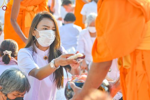 ภาพ No.70614:พิธีตักบาตรพระธรรมยาตราฯ ในโครงการธรรมยาตรากตัญญูบูชา มหาปูชนียาจารย์ พระมงคลเทพมุนี(สด จนฺทสโร) พระผู้ปราบมาร ปีที่ 11 ณ อนุสรณ์สถานลำดับที่ 2 สถานที่ตั้งมโนปณิธานบวชตลอดชีวิต อนุสรณ์สถานคลองบางนางแท่น อ.สามพราน จ.นครปฐม วันที่ 14 มกราคม พ.ศ. 2566