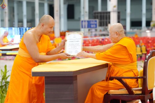 ภาพ No.339032:วันอาทิตย์ที่ 12 กรกฎาคม พ.ศ.2569 พิธีมุทิตาผู้สอบได้เปรียญธรรม ประโยค 1-2 ถึง ป.ธ.9 และ บ.ศ.1-2 ถึง บ.ศ.6 สำนักศาสนศึกษาวัดพระธรรมกาย ประจำปี 2569, พิธีมอบตราตั้งแต่งตั้งอาจารย์ใหญ่ สำนักศาสนศึกษาวัดพระธรรมกาย