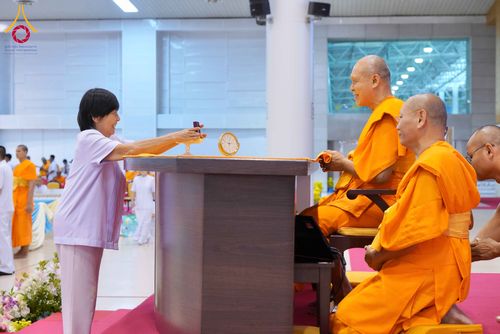 ภาพ No.338069:วันอาทิตย์ต้นเดือน 5 กรกฎาคม พ.ศ.2569 สัมมนาพิเศษ พิธีมอบพระของขวัญ ณ ห้องแก้วสารพัด1 วัดพระธรรมกาย
