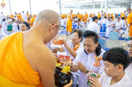 ภาพ No.345413:วันพฤหัสบดีที่ 27 สิงหาคม พ.ศ.2569 พิธีตักบาตรในวันธรรมชัย ณ สภาธรรมกายสากล วัดพระธรรมกาย ปทุมธานี