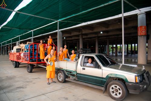 ภาพ No.323177:วันที่ 19 เมษายน พ.ศ.2569 การเรียงกล่องไทยธรรม , เตรียมงานจราจร เพื่องานถวายมหาสังฆทาน 40,000 กว่าวัดทั่วประเทศ วันคุ้มครองโลก 22 เมษายน พ.ศ.2569 วัดพระธรรมกาย