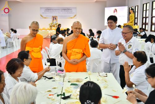 ภาพ No.327539:วันศุกร์ที่ 1 พฤษภาคม พ.ศ. 2569 รวมใจพสกนิกรชาวอำเภอคลองหลวง ประดิษฐ์ดอกไม้จันทน์ เพื่อใช้ในพิธีถวายดอกไม้จันทน์ในงานพระราชพิธีถวายพระเพลิงพระบรมศพ สมเด็จพระนางเจ้าสิริกิติ์ พระบรมราชินีนาถ พระบรมราชชนนีพันปีหลวง ณ วัดพระธรรมกาย
