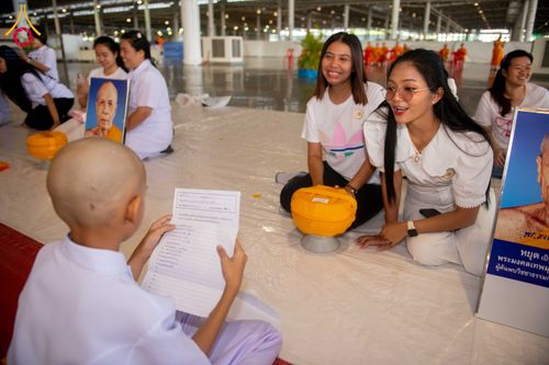 ภาพ No.319457:วันเสาร์ที่ 4 เมษายน พ.ศ.2569 พิธีขอขมา มอบผ้าไตร และถวายบาตรแด่นาคธรรมทายาท ในโครงการบรรพชาสามเณรฟื้นฟูพระพุทธศาสนาทั่วไทย โครงการหน่อแก้วเปรียญธรรม รุ่นที่ 14 โครงการสามเณรยุวธรรมทายาท รุ่นที่ 34 โครงการสามเณรมัชฌิมธรรมทายาท รุ่นที่ 30 ณ สภาธรรมกายสากล