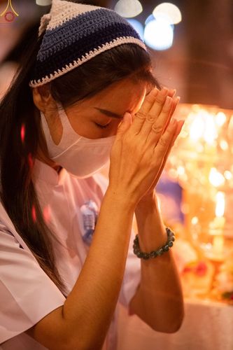 ภาพ No.69535:พิธีจุดประทีปถวายเป็นพุทธบูชา และบูชาธรรมมหาปูชนียาจารย์ ในโครงการธรรมยาตรากตัญญูบูชา มหาปูชนียาจารย์ พระมงคลเทพมุนี(สด จนฺทสโร) พระผู้ปราบมาร ปีที่ 11 ณ อนุสรณ์สถานมหาวิหารพระมงคลเทพมุนี อ.สองพี่น้อง จ.สุพรรณบุรี