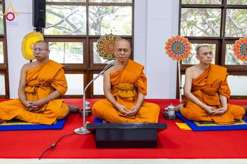 ภาพ No.179572:พิธีเจริญพระพุทธมนต์ พิธีทำบุญตักบาตรถวายพระราชกุศล และพิธีวางพานพุ่มดอกไม้ถวายราชสักการะ  แด่พระบาทสมเด็จพระบรมชนกาธิเบศร มหาภูมิพลอดุลยเดชมหาราช บรมนาถบพิตร เนื่องในวันคล้ายวันพระบรมราชสมภพ วันชาติ และวันพ่อแห่งชาติ วันพฤหัสบดีที่ 5 ธันวาคม พ.ศ. 2567 ณ