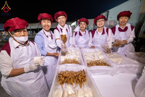 ภาพ No.193570:สาธุชนถวายภัตตาหารเป็นสังฆทาน แด่พระธรรมยาตรา ณ อนุสรณ์สถานคลองบางนางแท่น อ.สามพราน จ.นครปฐม ในโครงการธรรมยาตรา กตัญญูบูชา มหาปูชนียาจารย์ พระมงคลเทพมุนี(สด จนฺทสโร) พระผู้ปราบมาร อนุสรณ์สถาน 7 แห่ง ปีที่ 13 วันที่ 11 มกราคม พ.ศ. 2568