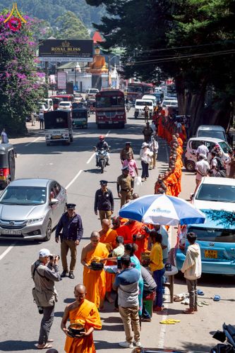 ภาพ No.225628:วันที่ 5 พฤษภาคม พ.ศ. 2568 พิธีบิณฑบาตรอบเมืองนูวราอิลิย่า ฉลองเทศกาลวิสาขบูชา แห่งชาติประเทศศรีลังกา