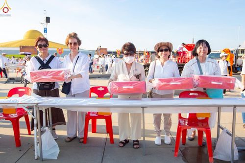 ภาพ No.225031:วันที่ 20 - 27 เมษายน พ.ศ. 2568 "ภาพแห่งความปลื้มที่ไม่มีวันจบ" คณะสงฆ์สามเณร เจ้าหน้าที่ และสาธุชน ร่วมแรงร่วมใจกันเตรียมงานและเก็บงาน เพื่อวันคุ้มครองโลก พิธีถวายมหาสังฆทานคณะสงฆ์ 40,000 กว่าวัดทั่วประเทศ