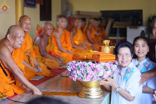 ภาพ No.168258:พิธีทอดกฐิน ณ วัดถนนโค้ง จ.ลพบุรี ในโครงการกฐินสามัคคีทั่วไทย 30,000 วัด บูชาธรรม 80 ปี หลวงพ่อธัมมชโย โดยคณะศิษยานุศิษย์วัดพระธรรมกาย วันที่ 20 ตุลาคม พ.ศ. 2567