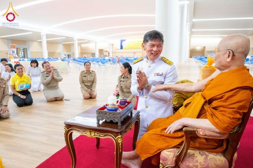 ภาพ No.208760:พระบาทสมเด็จพระเจ้าอยู่หัวทรงพระกรุณาโปรดเกล้าฯ พระราชทานภัตตาหารพระราชทาน แด่พระภิกษุ สามเณร ในการสอบบาลีสนามหลวง ณ วัดพระธรรมกาย วันที่ 22 กุมภาพันธ์ พ.ศ. 2568 ณ วัดพระธรรมกาย อำเภอคลองหลวง จังหวัดปทุมธานี