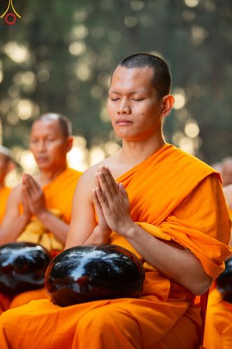 ภาพ No.190197:พิธีตักบาตรพระธรรมยาตรา ณ อนุสรณ์สถานลำดับที่ 1 สถานที่เกิดด้วยรูปกายเนื้อ อนุสรณ์สถานมหาวิหารพระมงคลเทพมุนี (โลตัสแลนด์) อ.สองพี่น้อง จ.สุพรรณบุรี ในโครงการธรรมยาตรา กตัญญูบูชา มหาปูชนียาจารย์ พระมงคลเทพมุนี(สด จนฺทสโร) พระผู้ปราบมาร อนุสรณ์สถาน 7 แห่ง 