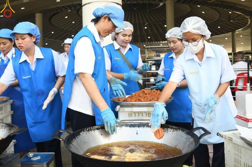 ภาพ No.162107:พิธีถวายภัตตาหารเมนูสวรรค์ เนื่องในวันออกพรรษา (ขึ้น 15 ค่ำ เดือน 11) วันพฤหัสบดีที่ 17 ตุลาคม พ.ศ. 2567 ณ หอฉันคุณยายอาจารย์ฯ วัดพระธรรมกาย