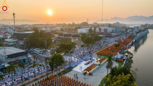 ภาพ No.101794:ตักบาตรพระ 10,000 รูป เติมบุญให้แผ่นดิน เนื่องในโอกาส 192 ปี จังหวัดกาญจนบุรี หนึ่งในโครงการตักบาตรพระ 2,000,000 รูป  77 จังหวัดทุกวัดทั่วไทย วันจันทร์ที่ 11 ธันวาคม พ.ศ. 2566 บริเวณถนนสองแคว (SKY WALK) เมืองกาญจนบุรี