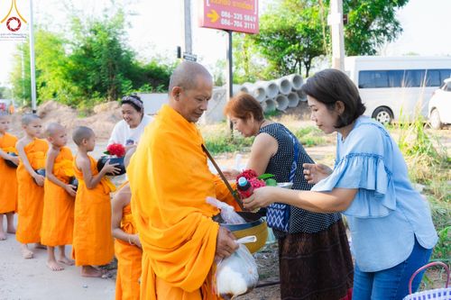 ภาพ No.57823:กิจกรรมบิณฑบาตของสามเณร โครงการบรรพชาสามเณร ฟื้นฟูพระพุทธศาสนาทั่วไทย ธุดงคสถานชลบุรี ณ ชุมชนบ้านห้วยเหียน ตำบลบ่อวิน  อำเภอศรีราชา จังหวัดชลบุรี วันที่ 27 เมษายน พ.ศ. 2567
