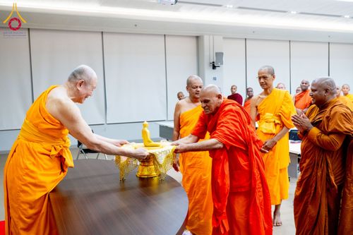 ภาพ No.222535:วันที่ 21 เมษายน พ.ศ. 2568 หลวงพ่อทัตตชีโวต้อนรับคณะสงฆ์ศรีลังกา ณ อาคาร 100 ปี คุณยายมหารัตนอุบาสิกาจันทร์ ขนนกยูง วัดพระธรรมกาย