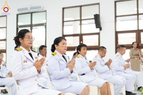 ภาพ No.194735:พิธีเจริญพระพุทธมนต์ และทำบุญตักบาตร ถวายพระราชกุศล แด่พระบาทสมเด็จพระเจ้าอยู่หัว เนื่องในโอกาสพระราชพิธีสมมงคล พระชนมายุเท่าพระบาทสมเด็จพระพุทธยอดฟ้าจุฬาโลกมหาราช สมเด็จพระปฐมบรมกษัตริยาธิราชแห่งพระราชวงศ์จักรี พุทธศักราช 2568 วันที่ 14 มกราคม พ.ศ. 2568