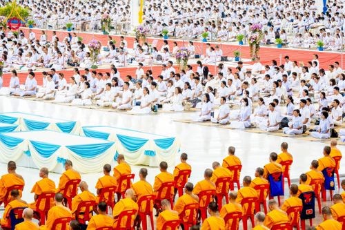 ภาพ No.215276:วันอาทิตย์ต้นเดือนที่ 6 เมษายน พ.ศ. 2568 พิธีบูชาข้าวพระ สภาธรรมกายสากล วัดพระธรรมกาย