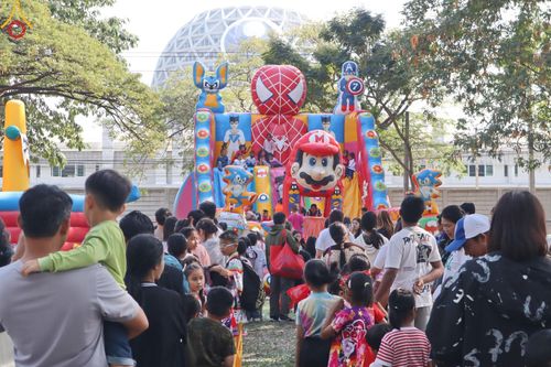 ภาพ No.194120:วัดพระธรรมกาย จัดงานวันเด็กแห่งชาติ ประจำปี พ.ศ.2568 ออกร้านอาหาร 200 ร้าน มอบของขวัญหลายหมื่นชิ้น วันที่ 12 มกราคม พ.ศ. 2568 วัดพระธรรมกาย อ.คลองหลวง จ.ปทุมธานี