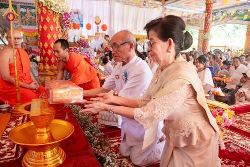 ภาพ No.175421:พิธีทอดกฐินกฐิน วัดสีชมพูวนาราม นครเวียงจันทร์ สปป.ลาว บูชาธรรม 80 ปี หลวงพ่อธัมมชโย โดยคณะศิษยานุศิษย์วัดพระธรรมกาย วันที่ 11 พฤศจิกายน พ.ศ. 2567