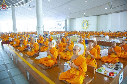 ภาพ No.205657:พิธีสวดพระพุทธมนต์ และถวายภัตตาหารเมนูสวรรค์แด่พระภิกษุ สามเณร วันจันทร์ที่ 3 กุมภาพันธ์ พ.ศ. 2568 ณ หอฉันคุณยายอาจารย์ฯ วัดพระธรรมกาย